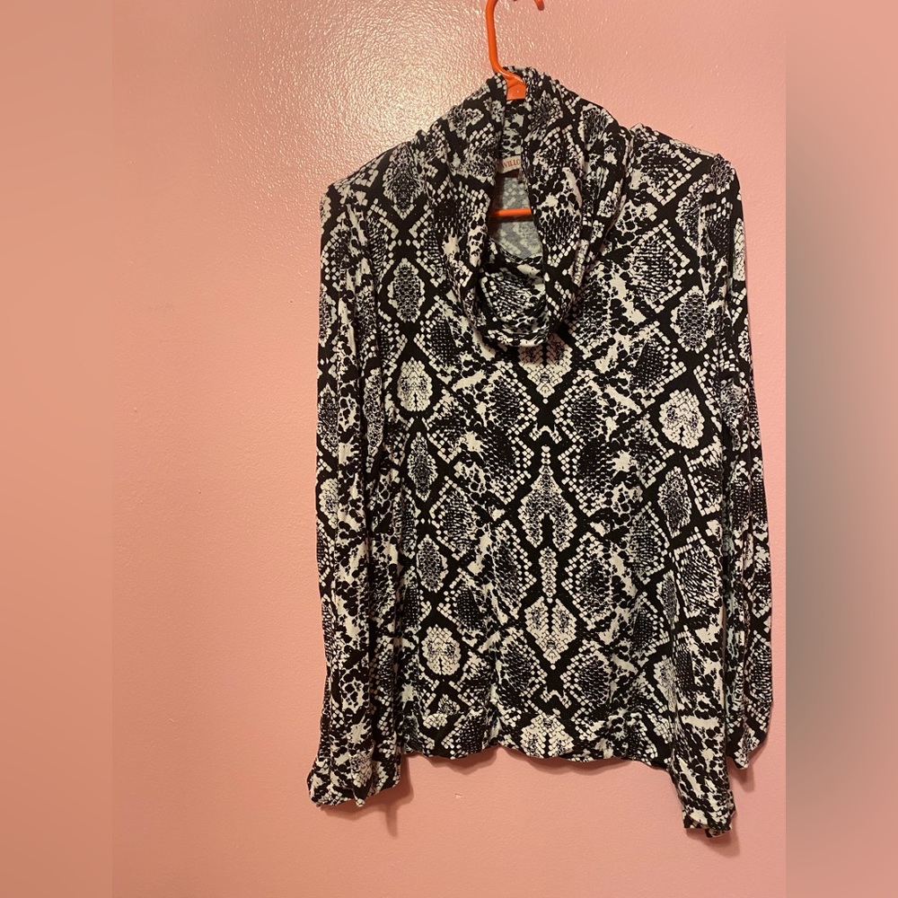 Black & White Turtle Neck, Must Have. Size XL